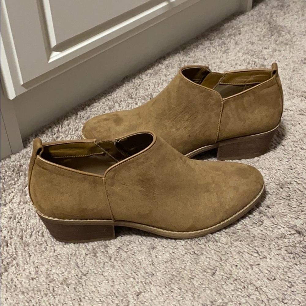 ✨NEVER WORN✨ Camel Ankle Booties